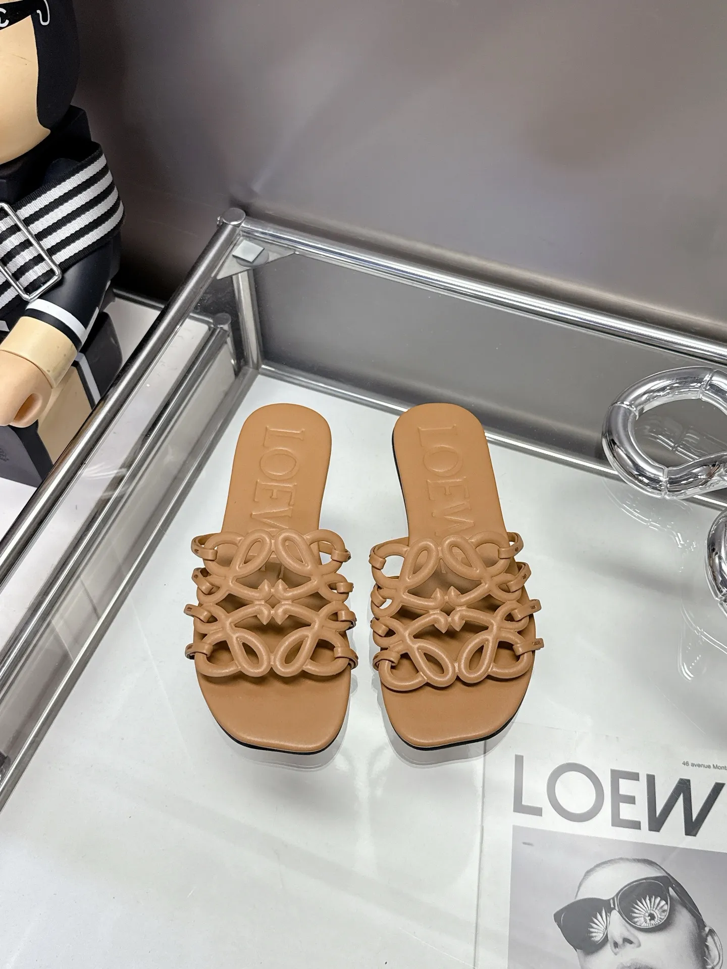 👟👟Ex-factory price 460👟👟 Leather injection molded non-slip outsole. Code number 35-40! LOEWE 25ss new slippers for spring and summer, the crazy simple design feels cleaner and more elegant, which will make you miss it. The color is also very attractive and beautiful, and the moment you put it on your feet, you are full of temperament and aura, you are simply invincible, handsome and stylish!